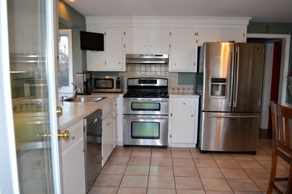 7 Castle Road Westford, MA 01886 - Photo 2 of 19 Gallery Image 2