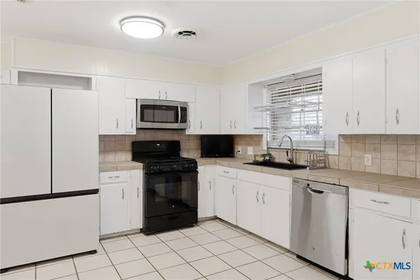 $1,900 | 803 Hibiscus Lane, Victoria, TX 77904
