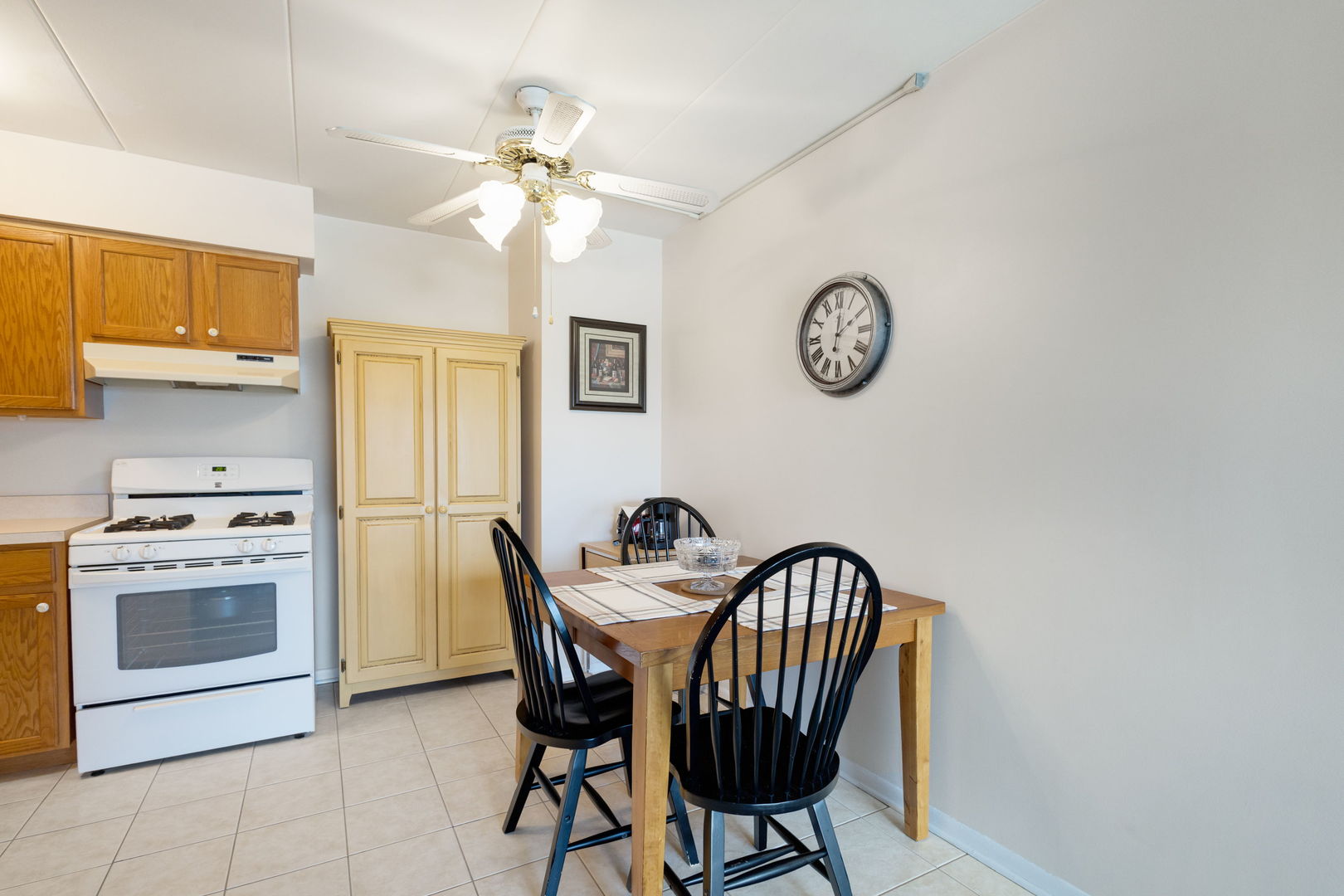 11000 Central Avenue, Unit 1A Chicago Ridge, IL 60415 - Photo 6 of 15 a view of a dining room with furniture and a chandelier