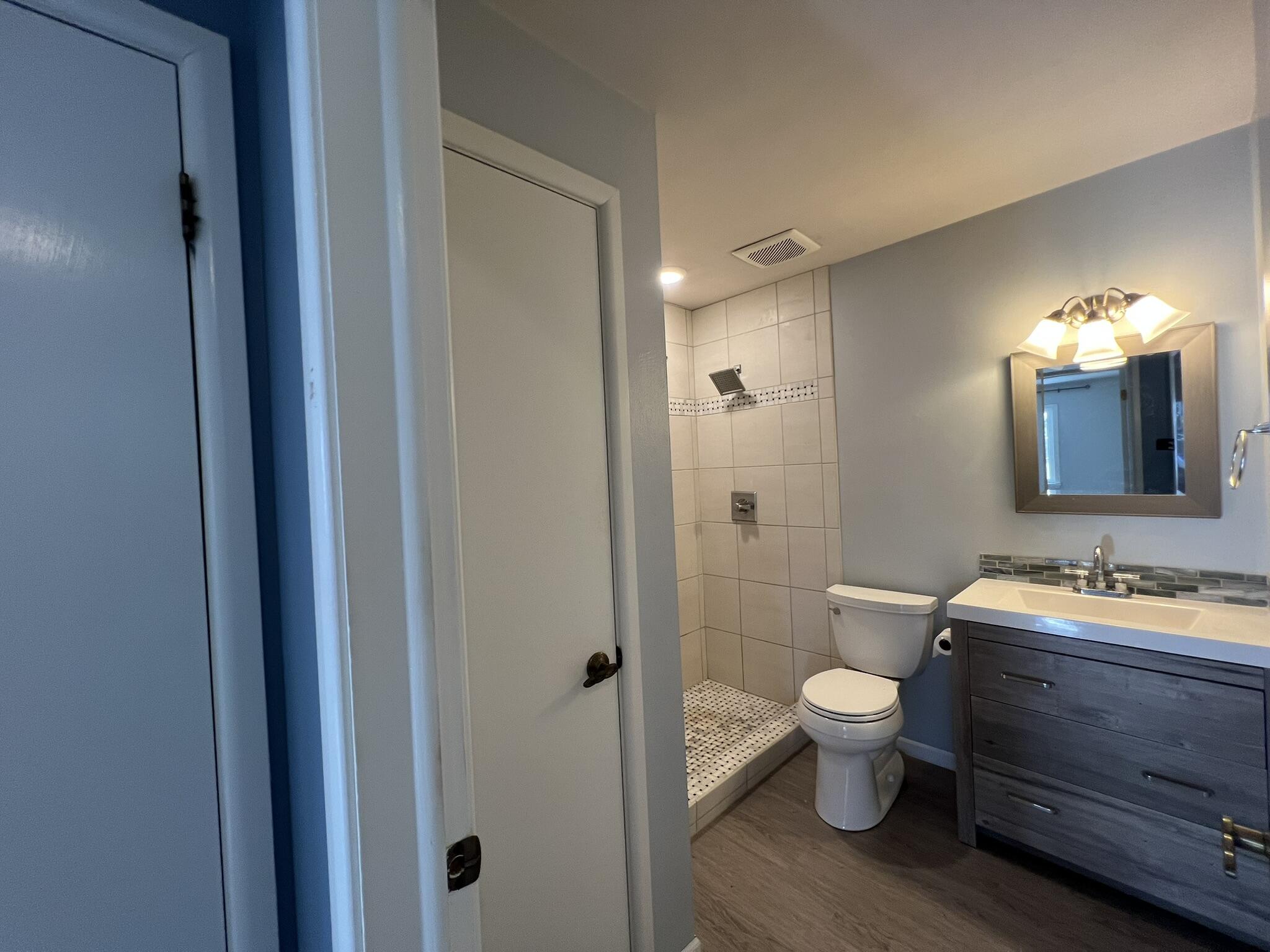255 Elmwood Avenue, Unit 309 Lake Geneva, WI 53147 - Photo 13 of 19 Full Bathroom