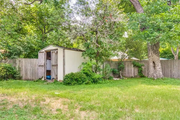 a view of a house with backyard and garden