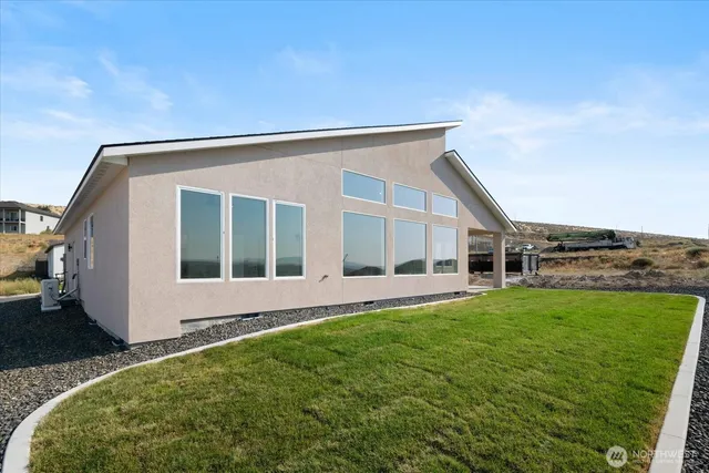 a view of a house with backyard