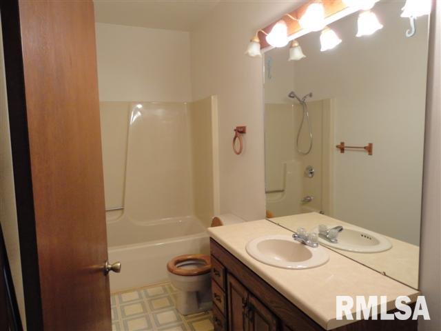 607 North Cody Road Le Claire, IA 52753 - Photo 6 of 12 Gallery Image 6