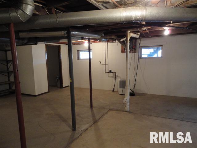 607 North Cody Road Le Claire, IA 52753 - Photo 10 of 12 Gallery Image 10