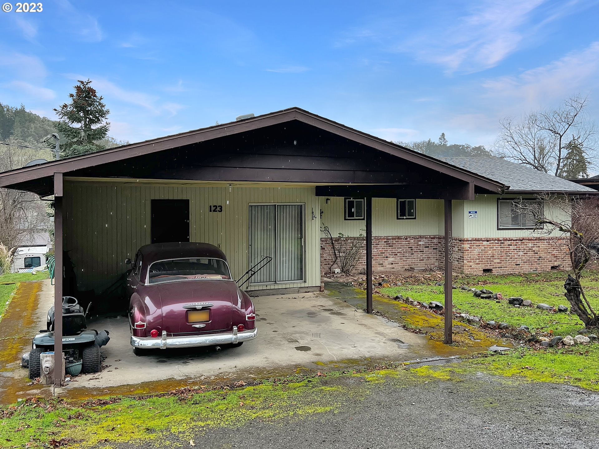 1233 Northeast Ridge Avenue Roseburg, OR 97470 - Photo 1 of 24