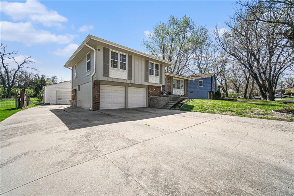 6403 120th Terrace Grandview, MO 64030 - Photo 2 of 53
