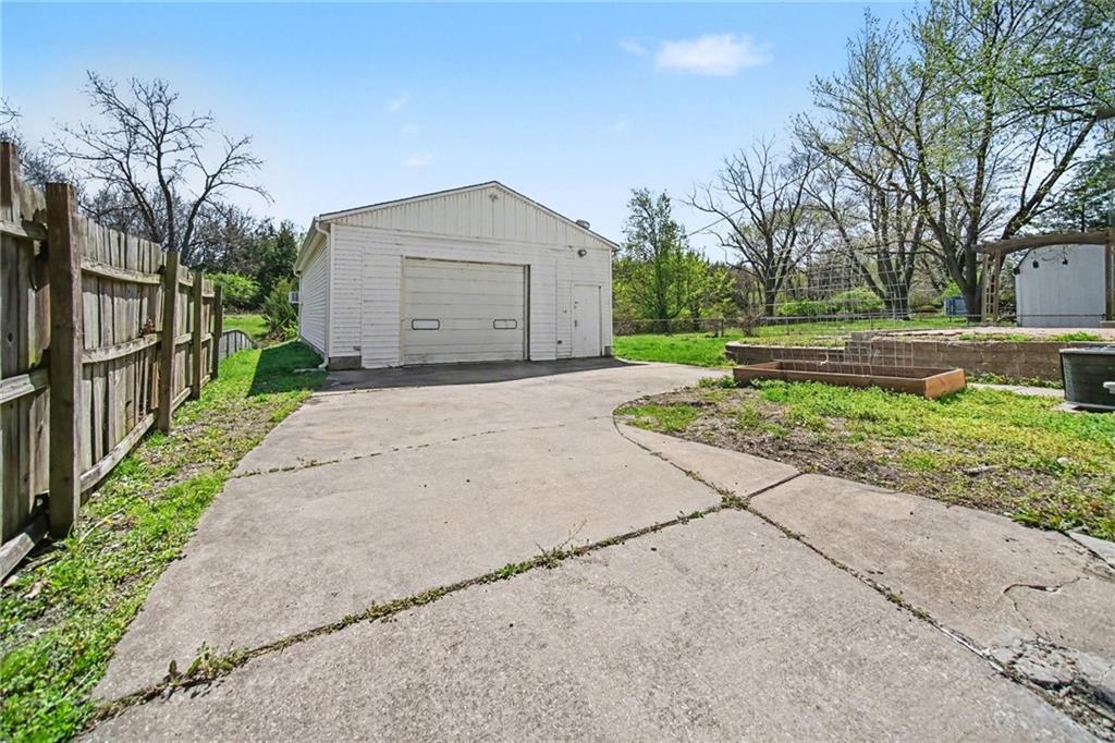 6403 120th Terrace Grandview, MO 64030 - Photo 3 of 53