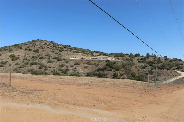 a view of a dry yard