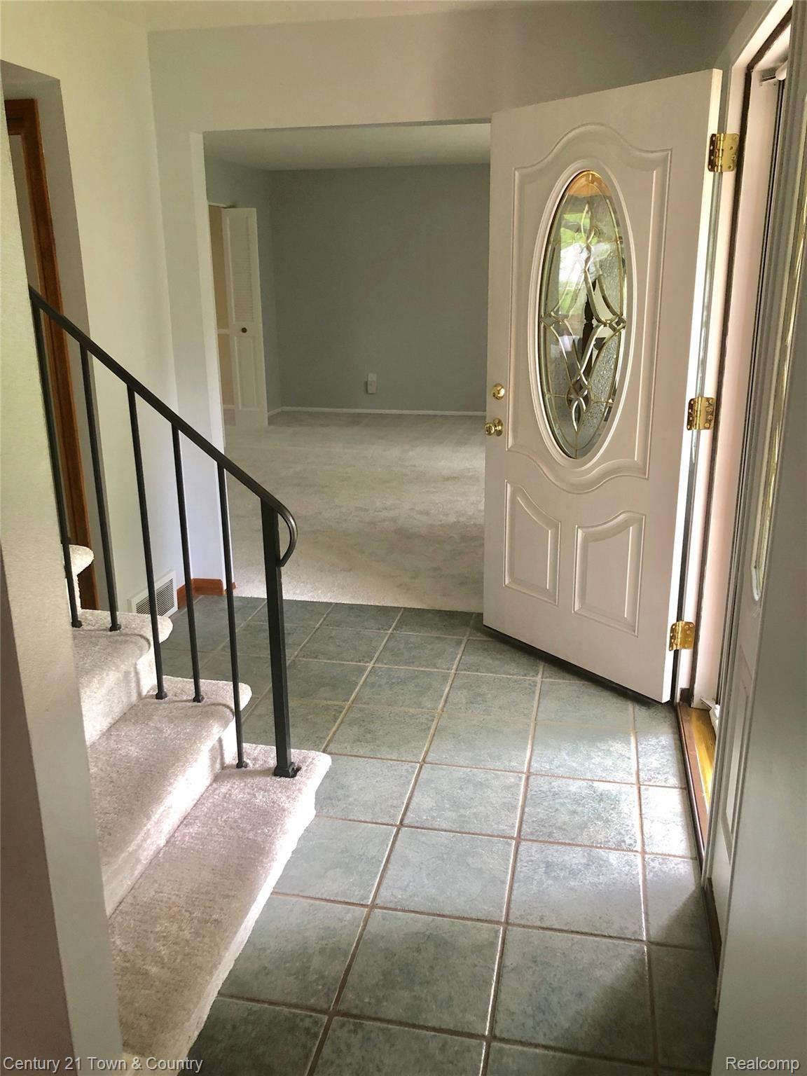 2017 Devonshire Road Bloomfield Hills, MI 48302 - Photo 32 of 43 Tiled front entry.