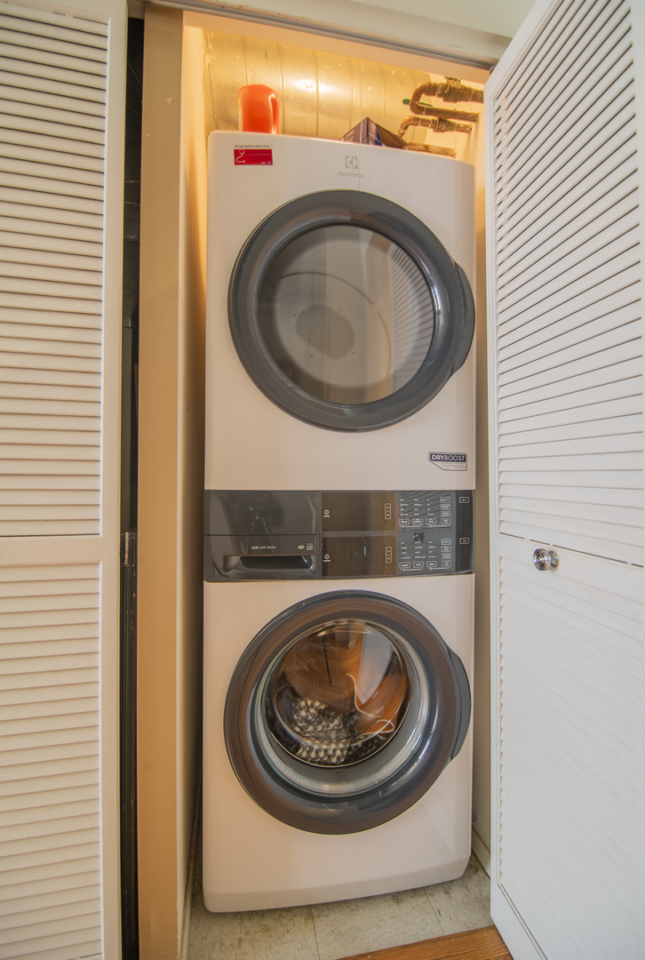 817 West Washington Boulevard, Unit 102 Chicago, IL 60607 - Photo 10 of 10 a utility room with dryer and washer