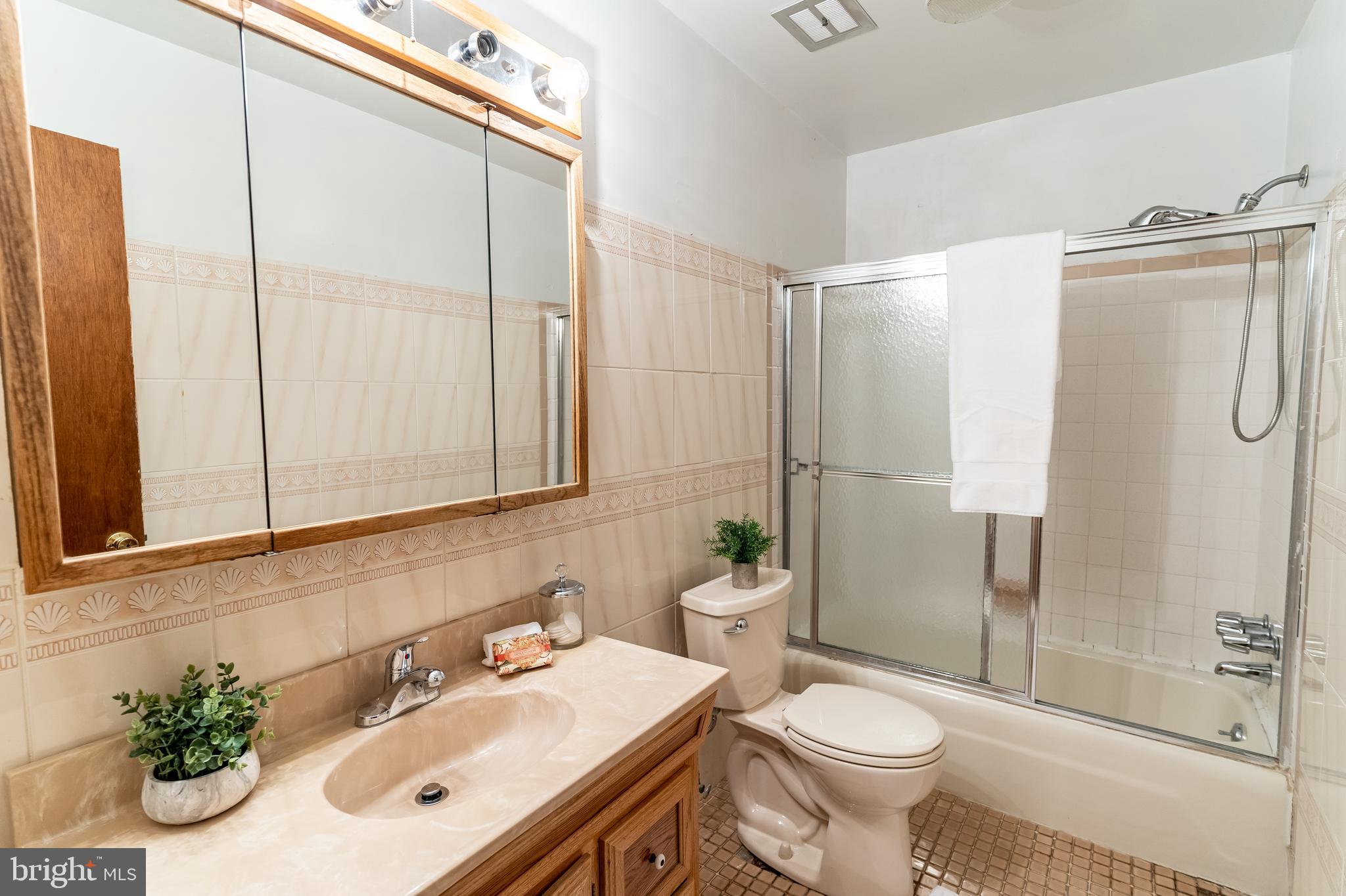 11407 Newport Mill Road Silver Spring, MD 20902 - Photo 17 of 26 Hall Bath