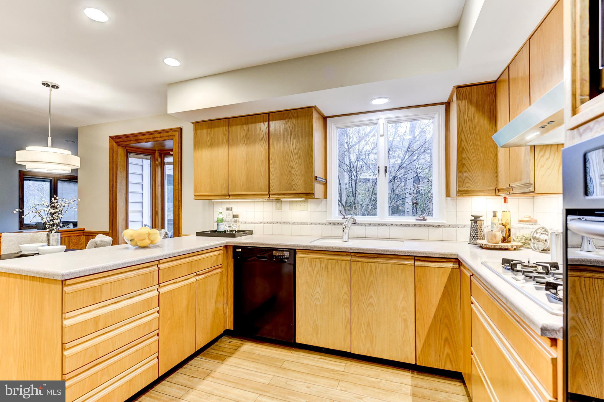 8607 Bells Mill Road Potomac, MD 20854 - Photo 8 of 41