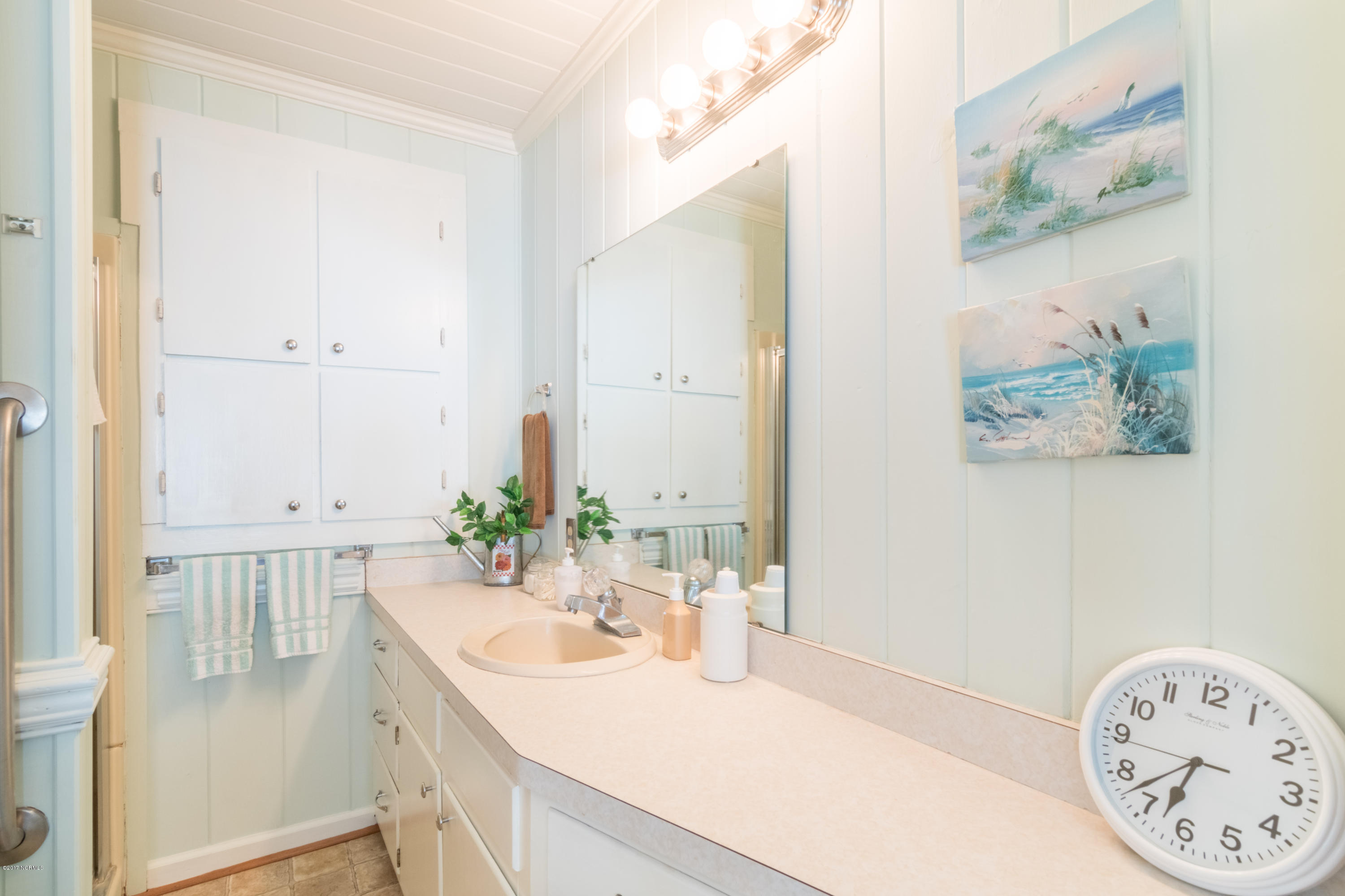 837 Pinecrest Road Bath, NC 27808 - Photo 15 of 33 018guestbath02