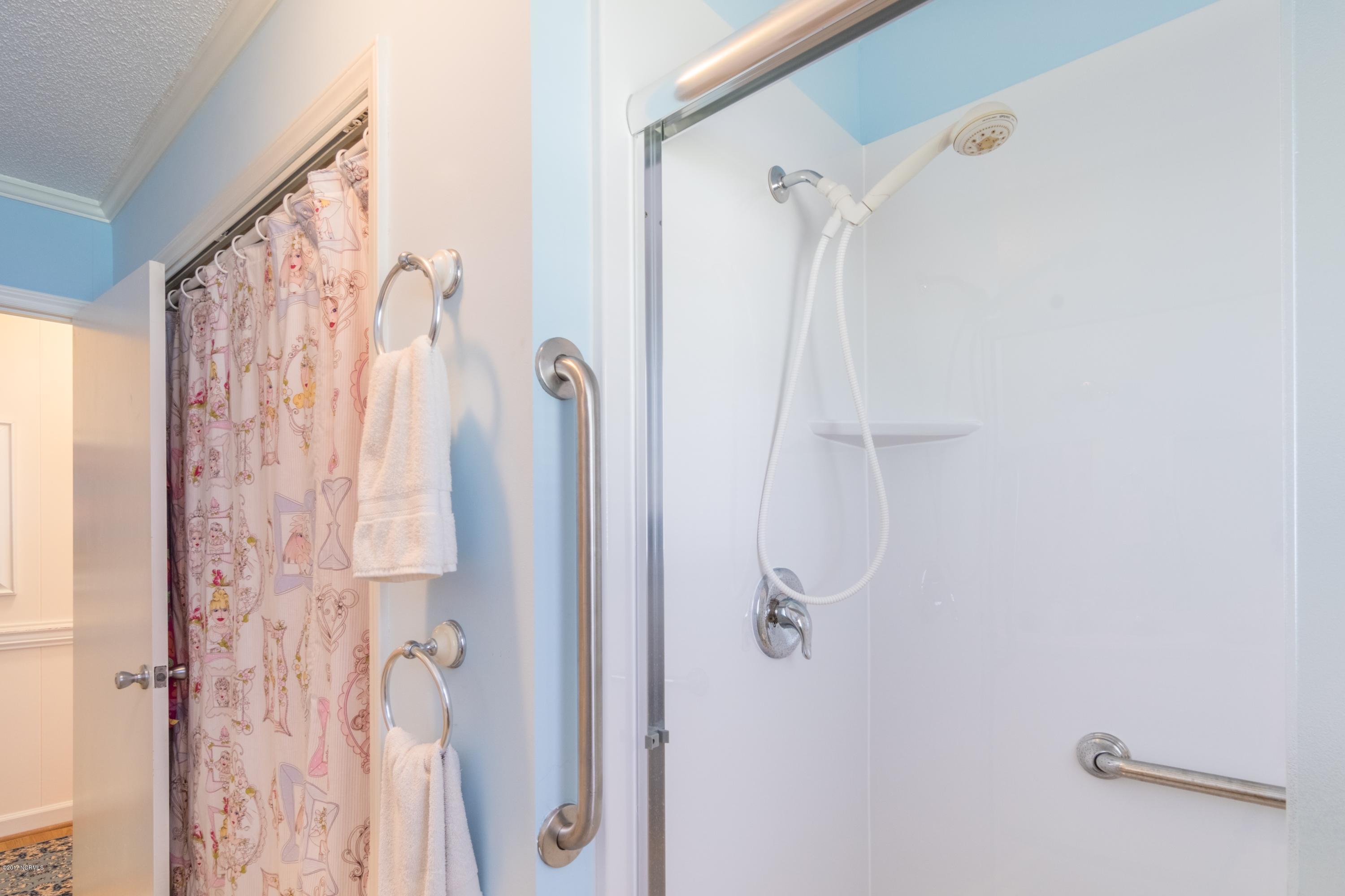 837 Pinecrest Road Bath, NC 27808 - Photo 7 of 33 007bathroom02