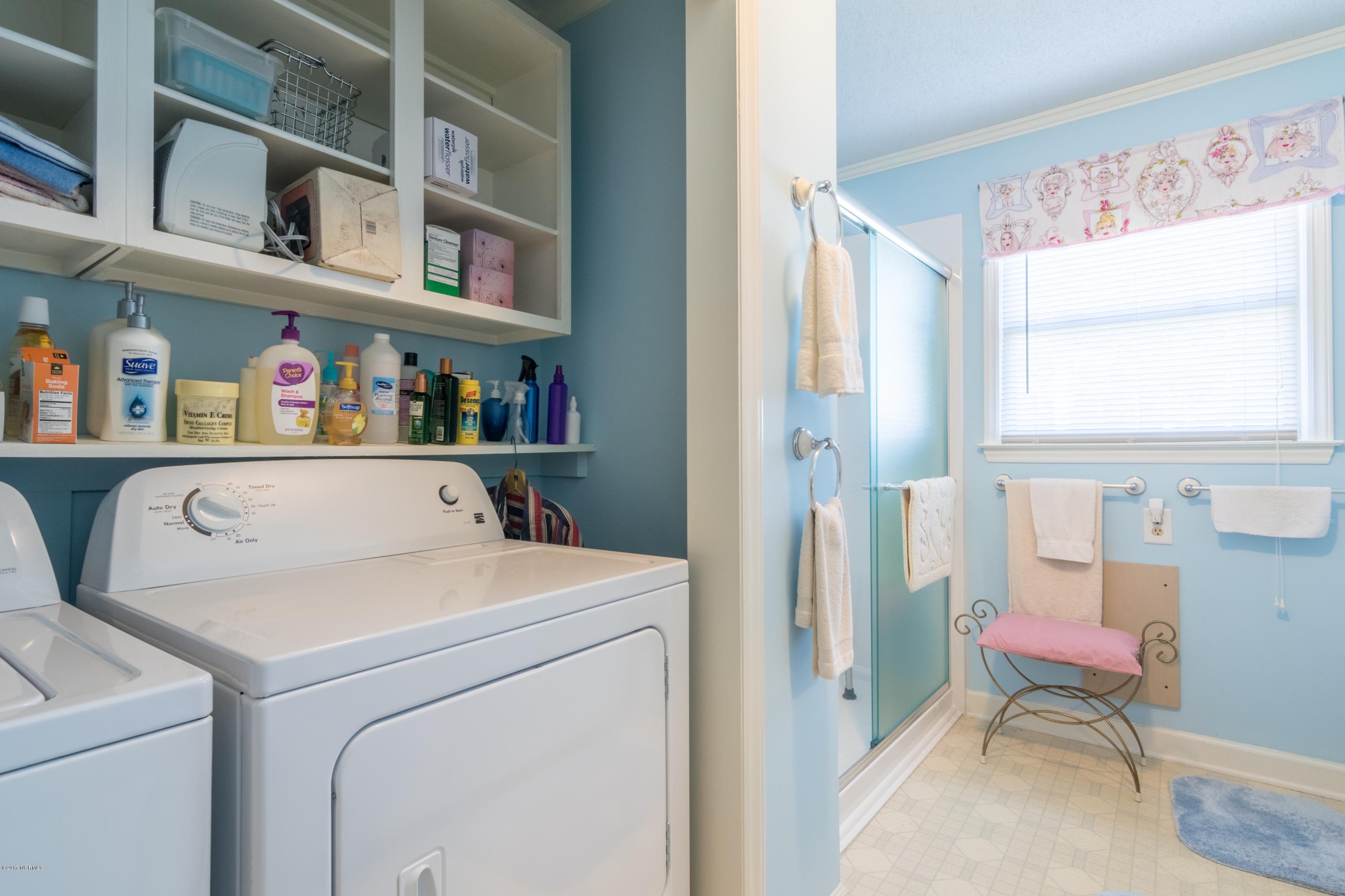 837 Pinecrest Road Bath, NC 27808 - Photo 9 of 33 010bathroomlaundry