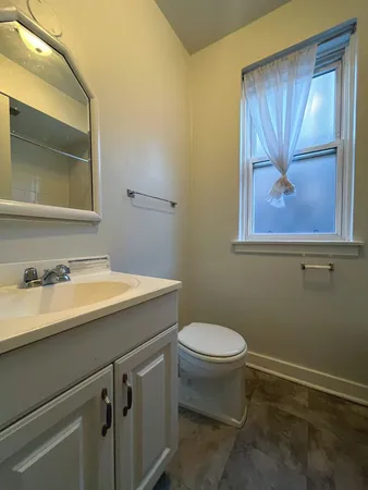 $1,400 | 3727 North Pine Grove Avenue, Unit 107, Chicago, IL 60613