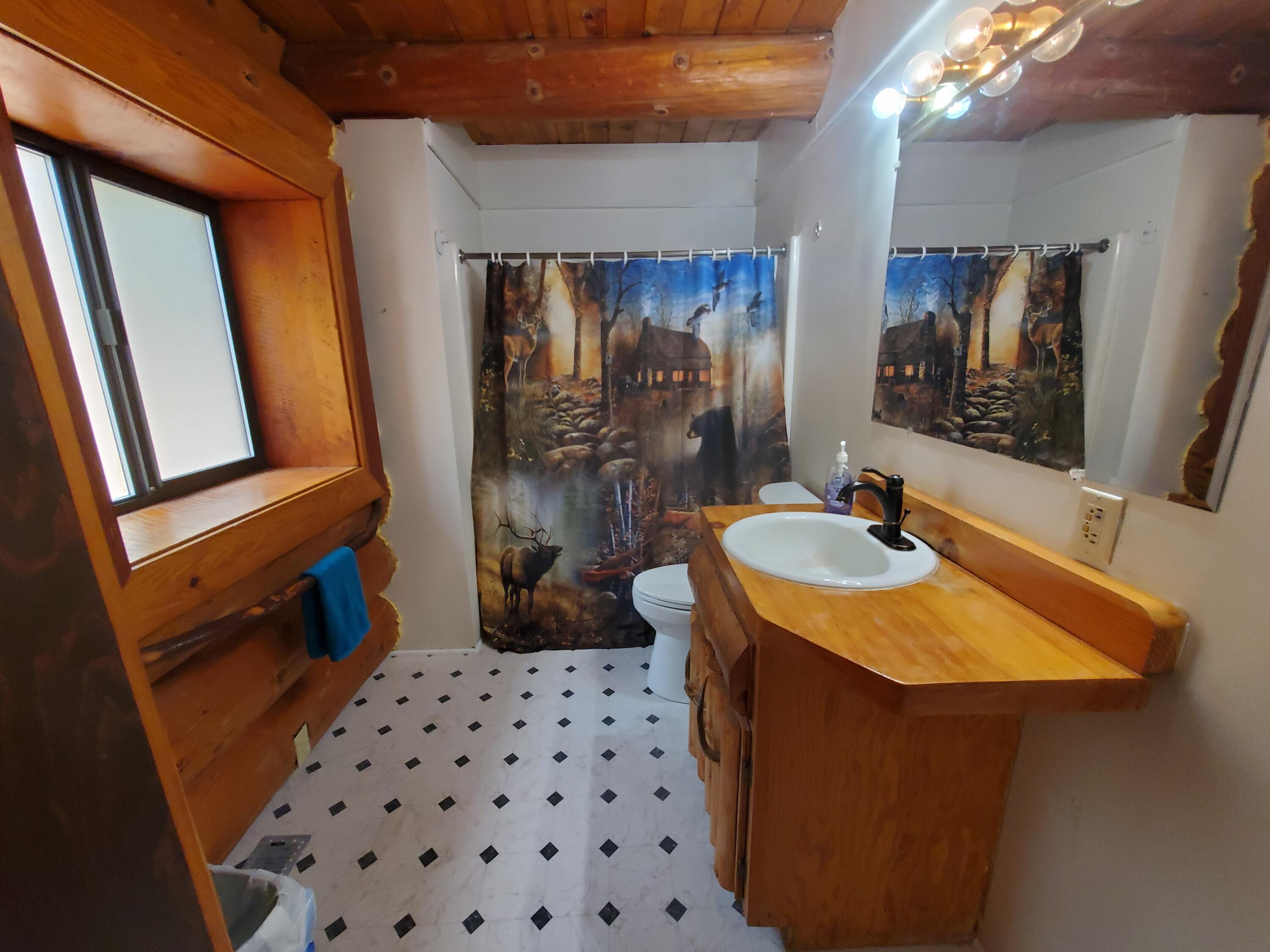 150 Rattlesnake Road Glendale, OR 97442 - Photo 17 of 67 Primary Downstairs Full Bath