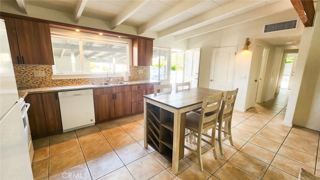 71739 Tunis Road Rancho Mirage, CA 92270 - Photo 8 of 20 Dining Area/Kitchen