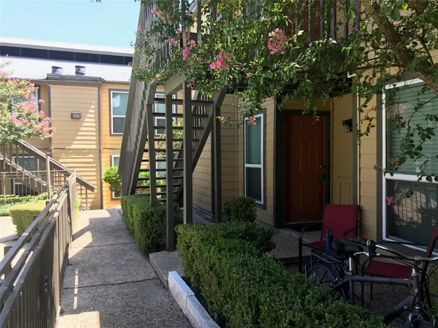 a view of a house with backyard and porch