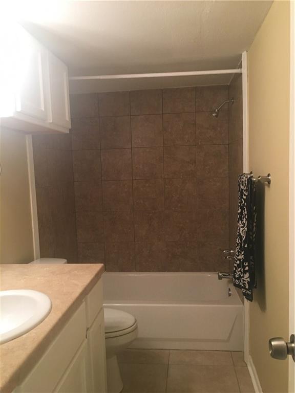 1000 West 26th Street, Unit 106 Austin, TX 78705 - Photo 5 of 12 a bathroom with a sink a toilet and bathtub