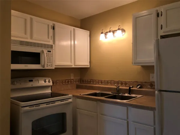 $1,000 | 1000 West 26th Street, Unit 106, Austin, TX 78705