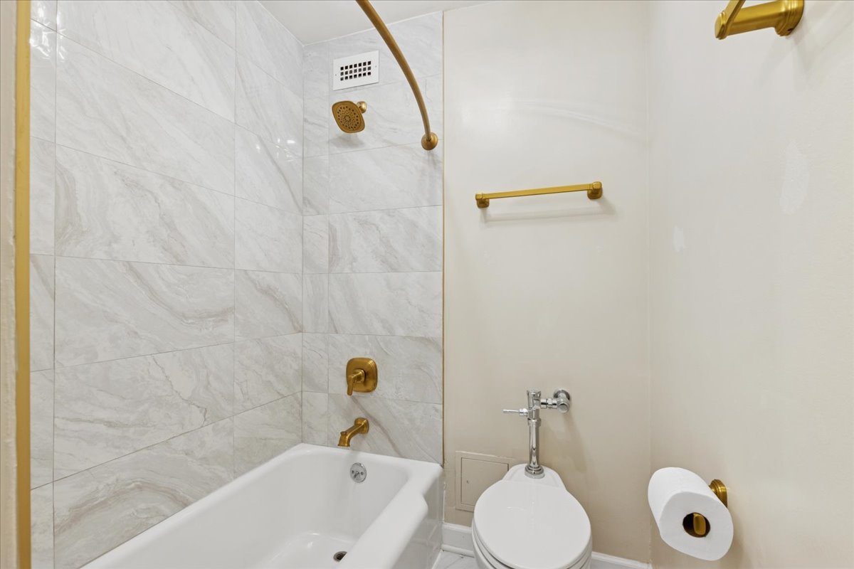 535 North Michigan Avenue, Unit 2204 Chicago, IL 60611 - Photo 13 of 26 a bathroom with a tub sink and mirror