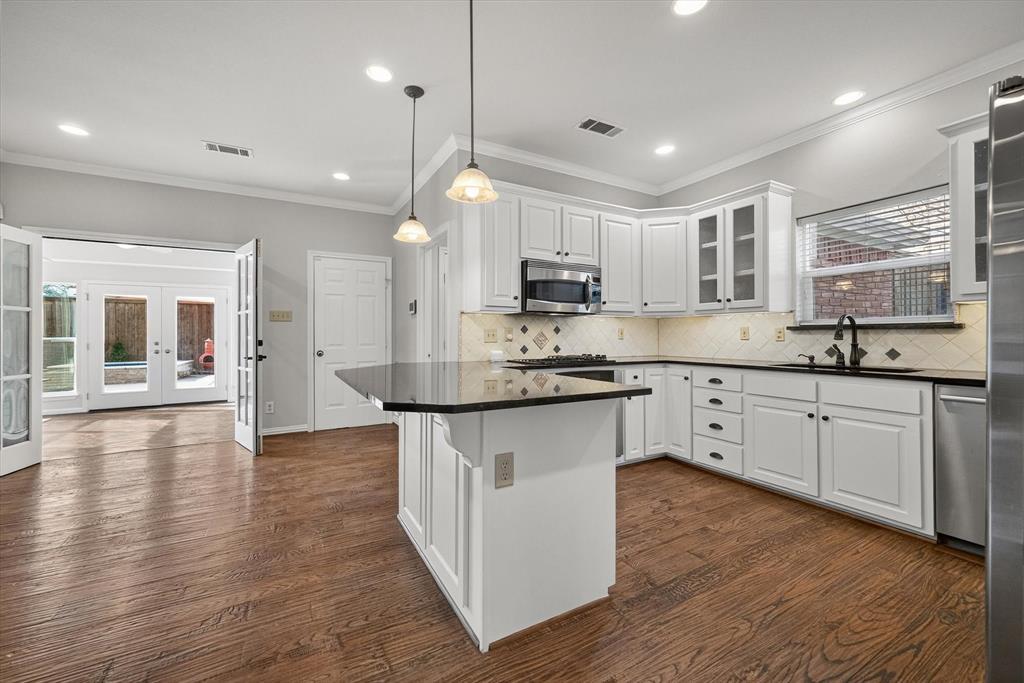 517 Meadowood Lane Coppell, TX 75019 - Photo 8 of 39 Open bar and breakfast nook