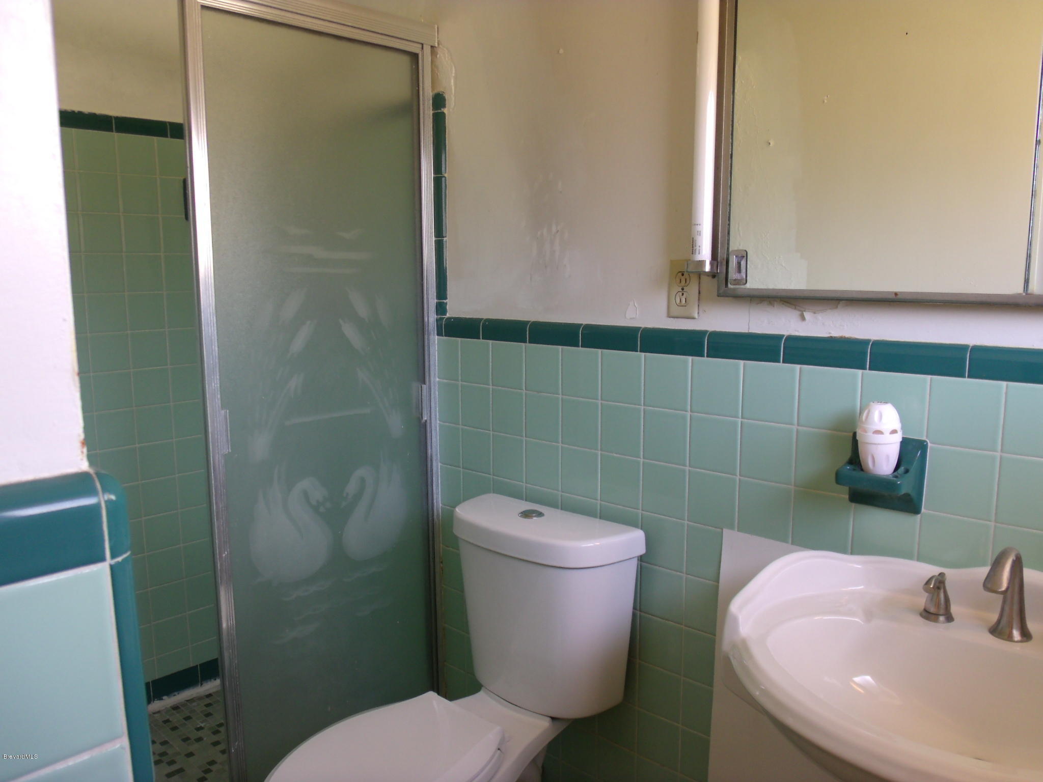 109 St George Road West Melbourne, FL 32904 - Photo 7 of 18 Master on-suite bathroom