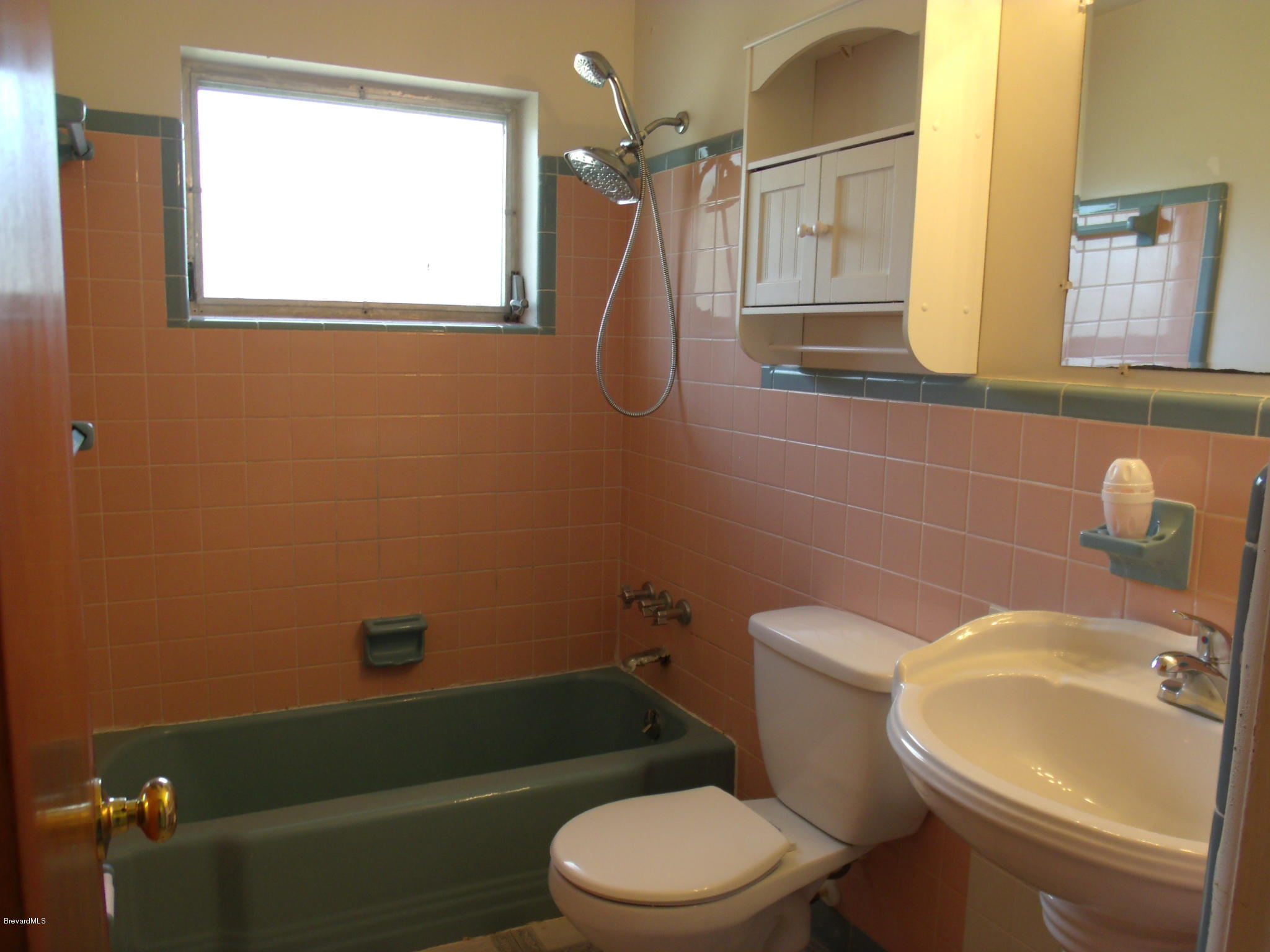 109 St George Road West Melbourne, FL 32904 - Photo 10 of 18 Guest bathroom