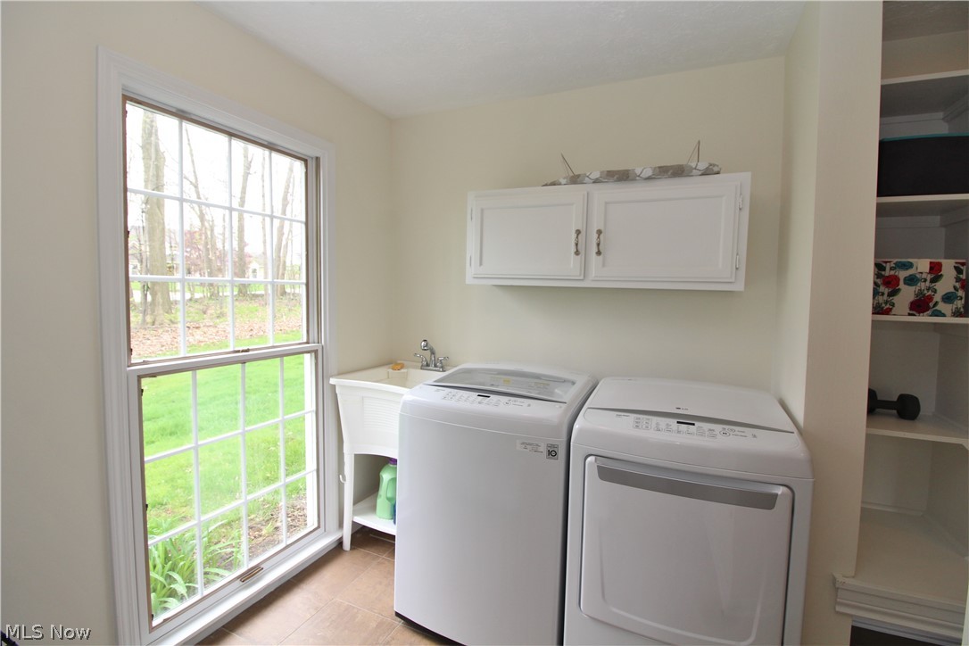 7225 Hayward Road Hudson, OH 44236 - Photo 18 of 31 Laundry Room with Utility Sink and Mud Room Area