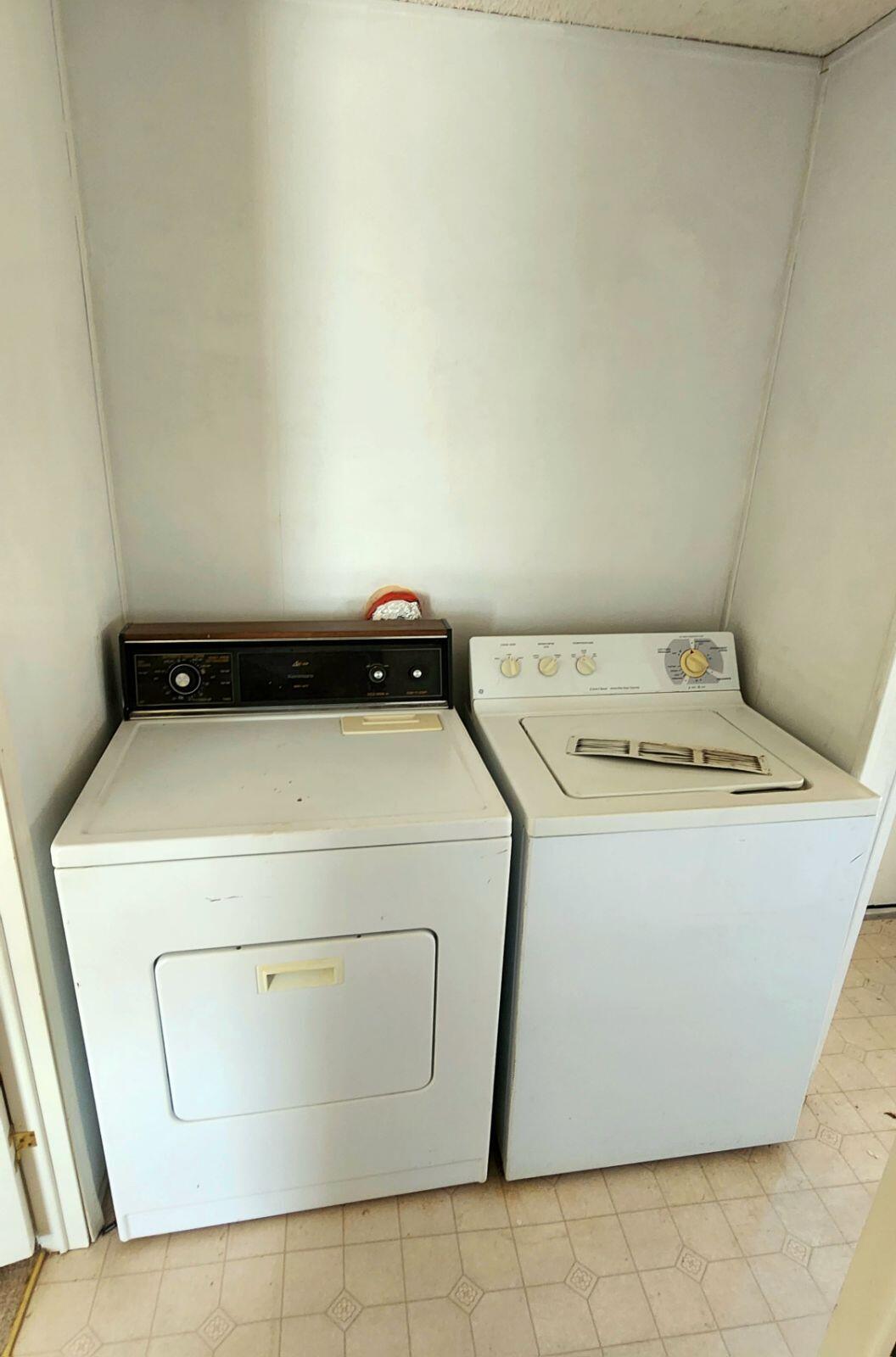 3641 Dawn Road Rosamond, CA 93560 - Photo 26 of 33 a utility room with dryer and washer