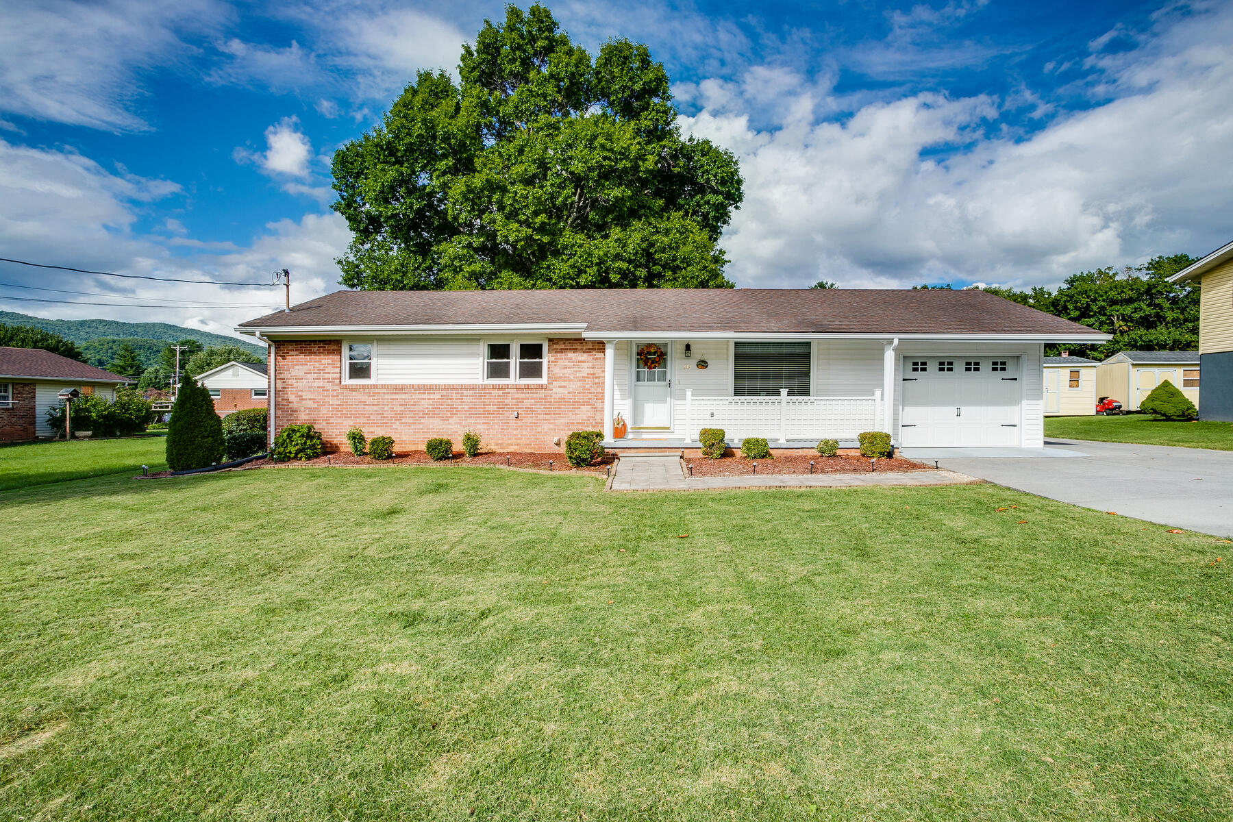 813 9th Street Erwin, TN 37650 - Photo 1 of 31 001