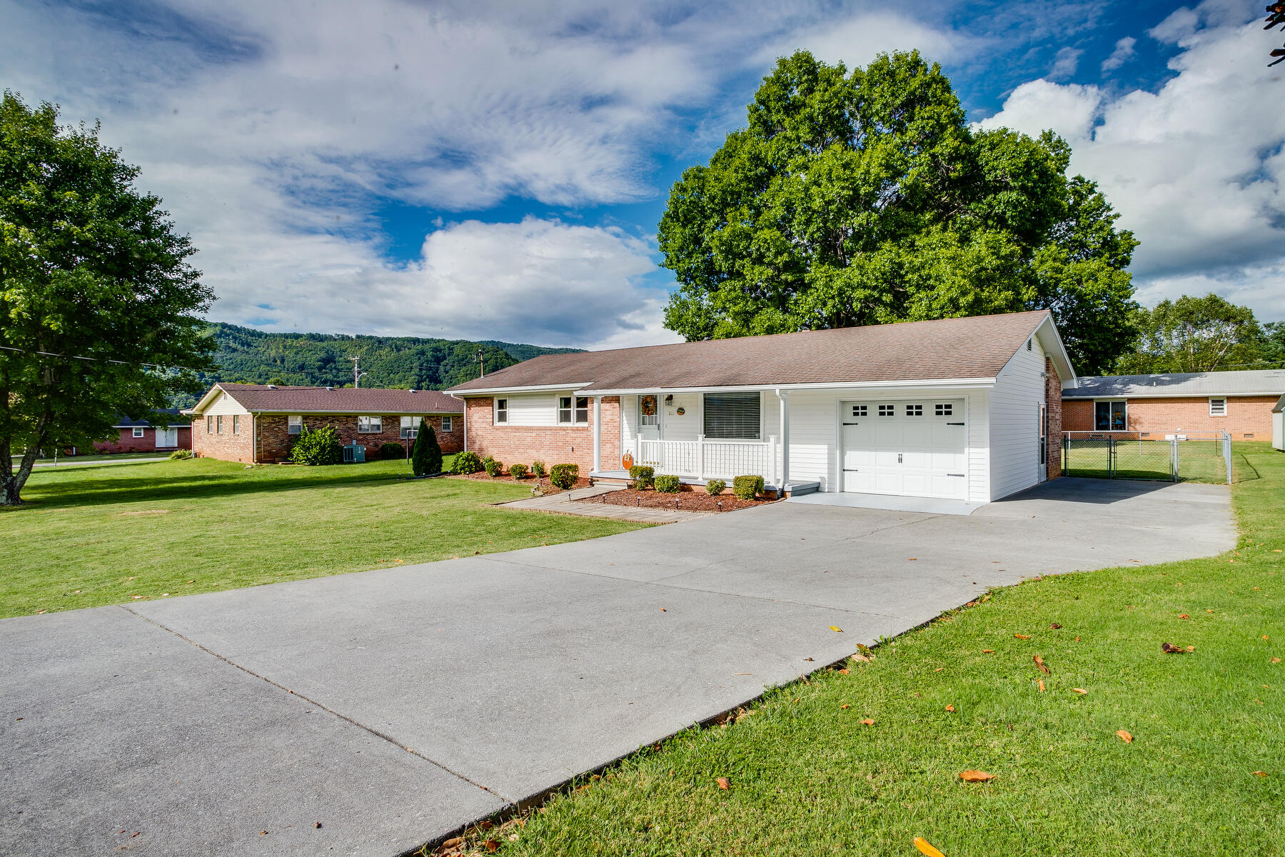 813 9th Street Erwin, TN 37650 - Photo 2 of 31 002