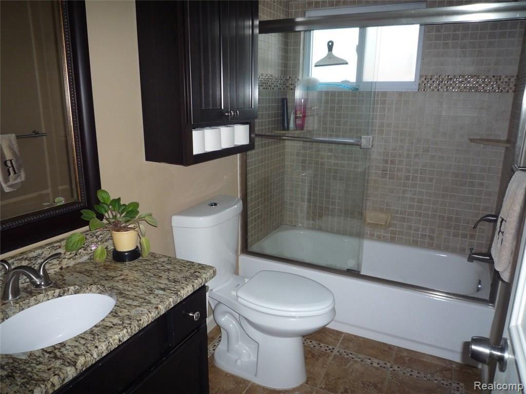 1400 North Pine Street Rochester, MI 48307 - Photo 22 of 28 Main Bath.jpg