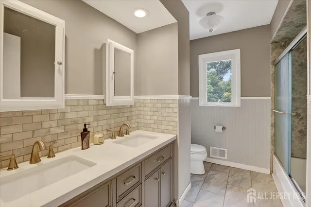 an aerial view of residential house with outdoor space and lake view