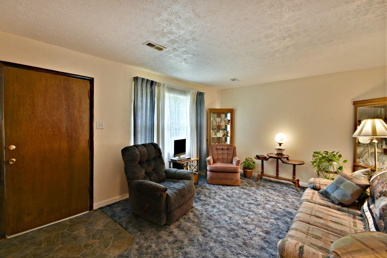 6100 McNeely Road Corryton, TN 37721 - Photo 4 of 17 a living room with furniture and a window