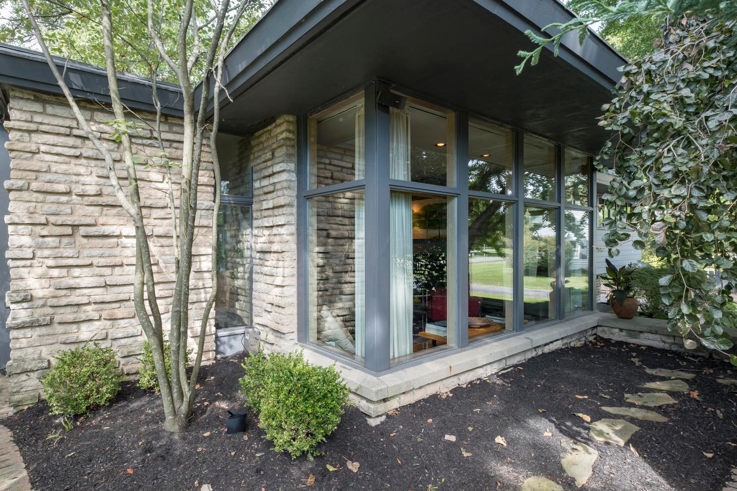 2791 Leeds Road Columbus, OH 43221 - Photo 5 of 58
