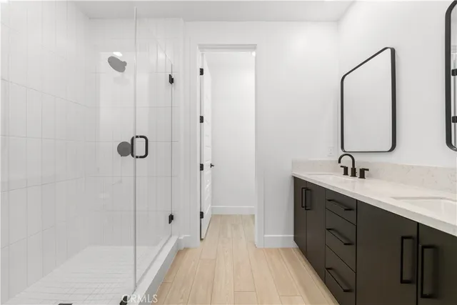 a en suite bathroom with double vanity and a mirror