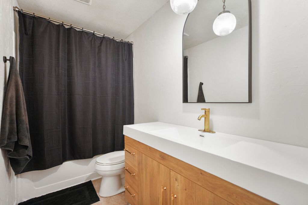9833 Briar Ridge Drive Austin, TX 78748 - Photo 13 of 17 Bathroom 1