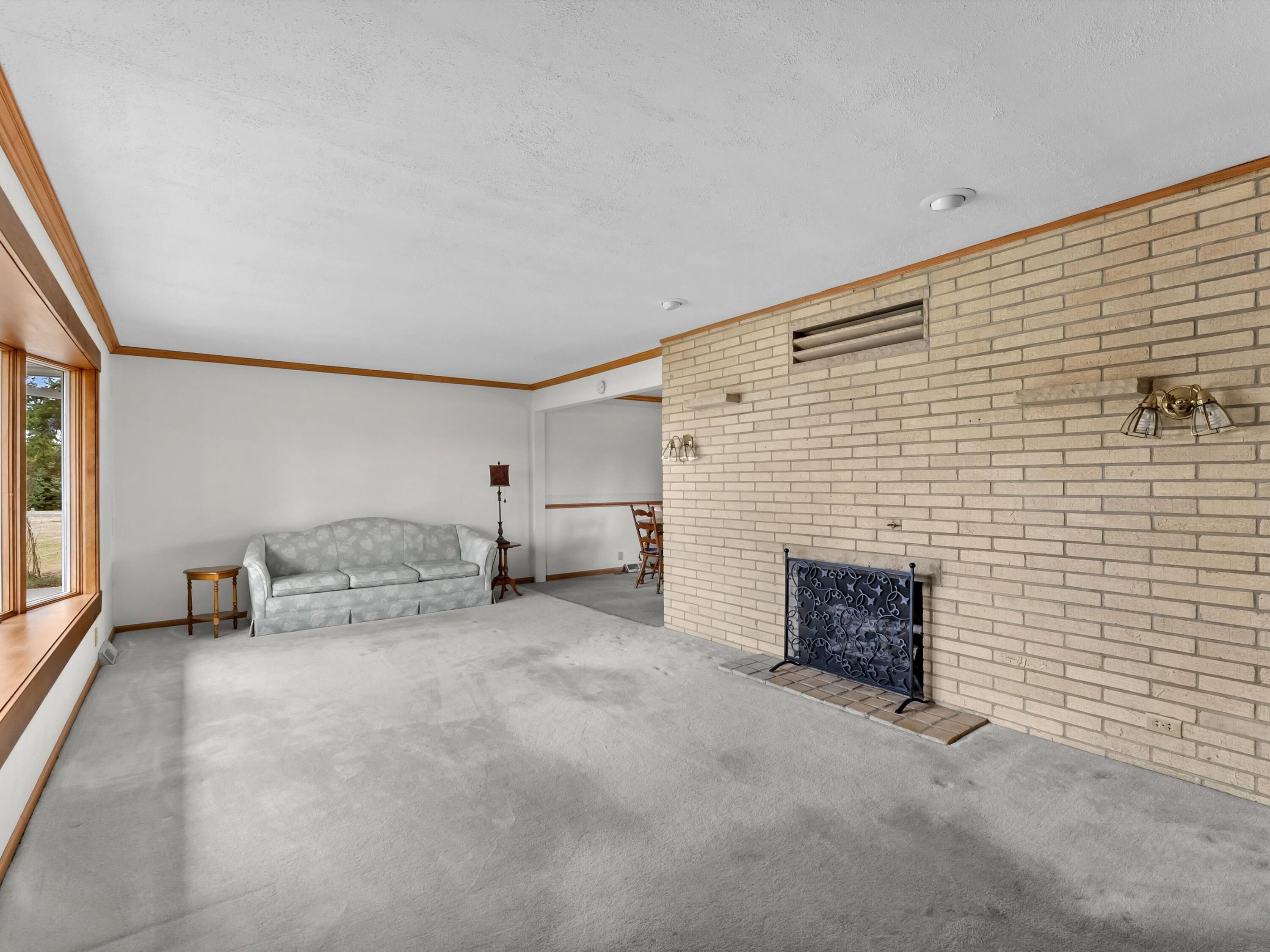 3917 County Highway Manitowoc, WI 54220 - Photo 9 of 39 Living Room