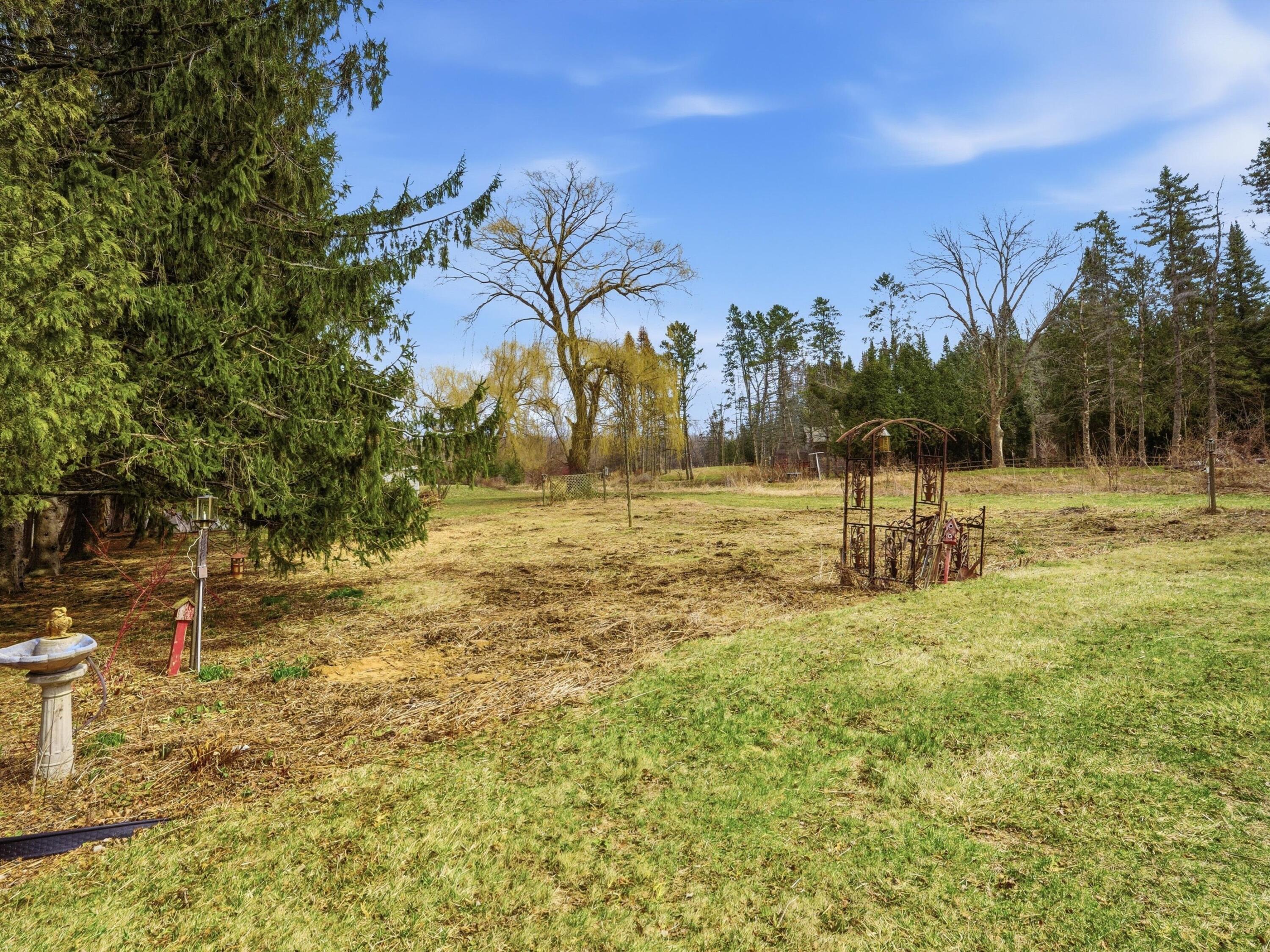 3917 County Highway Manitowoc, WI 54220 - Photo 25 of 39 Perenial garden