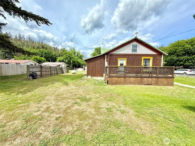 a view of a house with a yard