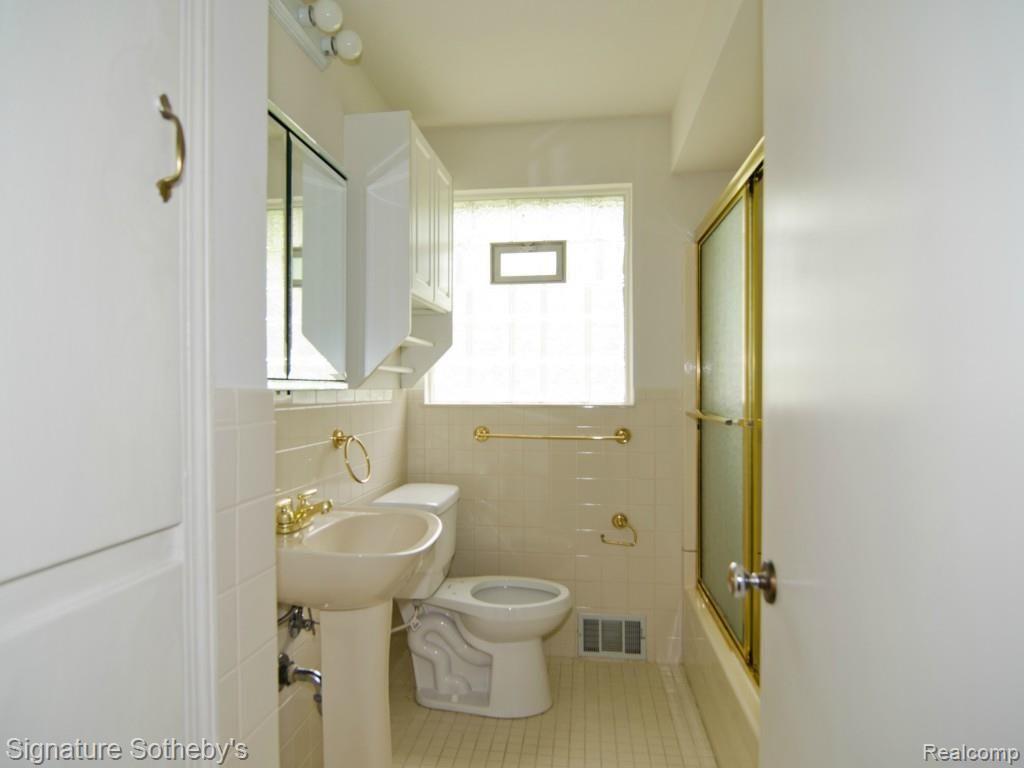 102 South Alice Avenue Rochester, MI 48307 - Photo 10 of 23 9 Bathroom.jpg
