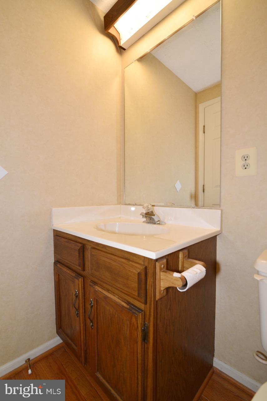 1478 Autumn Ridge Circle Reston, VA 20194 - Photo 11 of 28 Main level Powder Room
