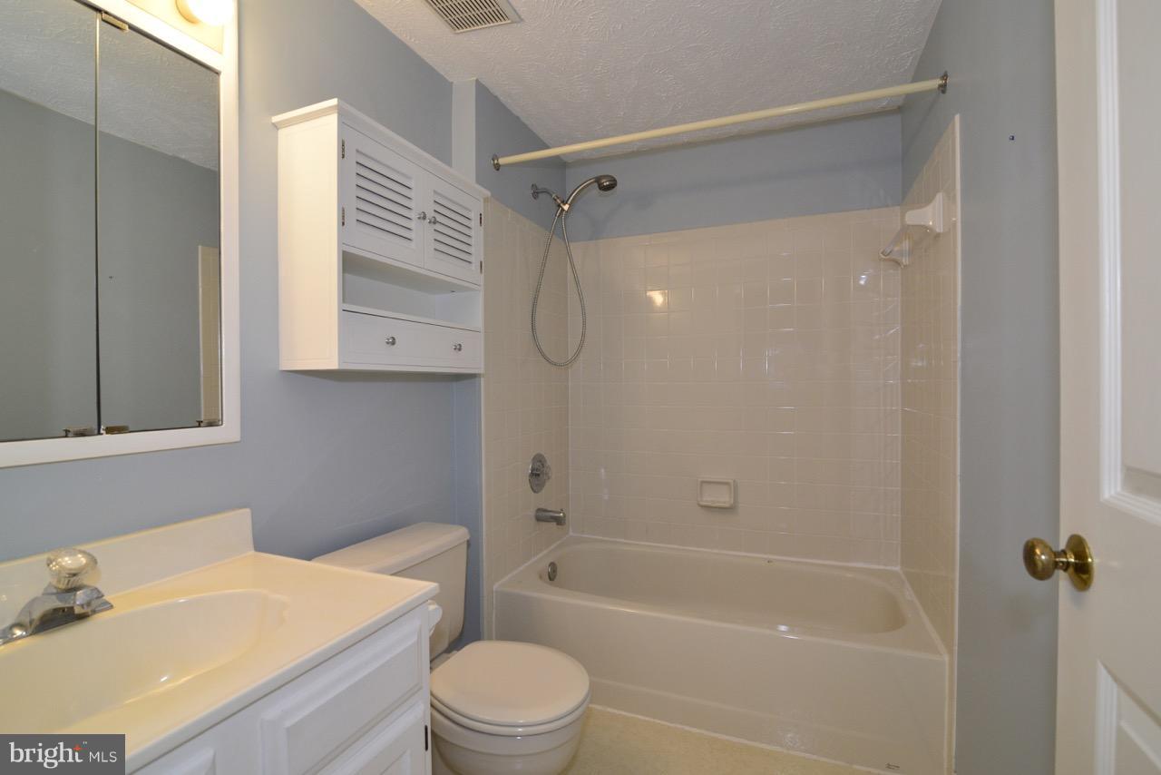 1478 Autumn Ridge Circle Reston, VA 20194 - Photo 18 of 28 Hall Full Bath