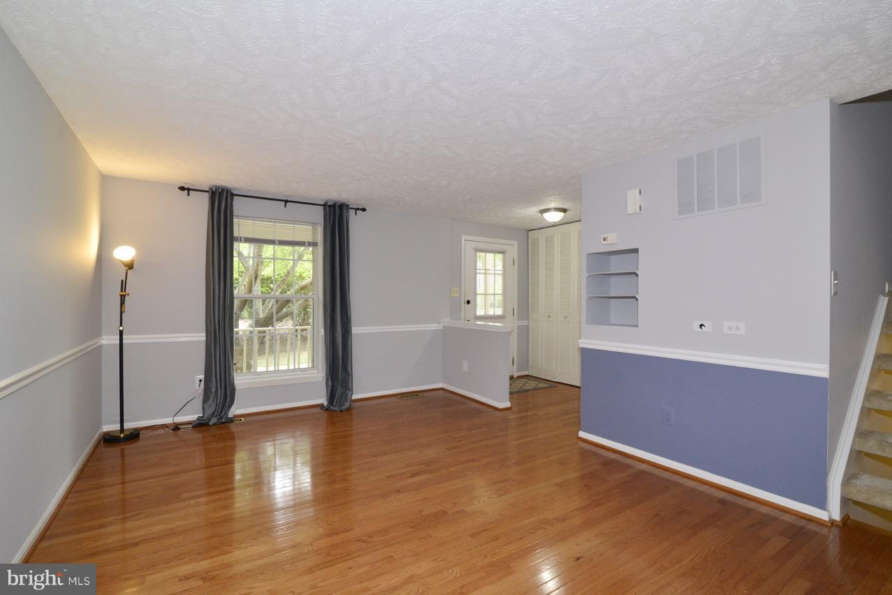 1478 Autumn Ridge Circle Reston, VA 20194 - Photo 9 of 28 Living Room