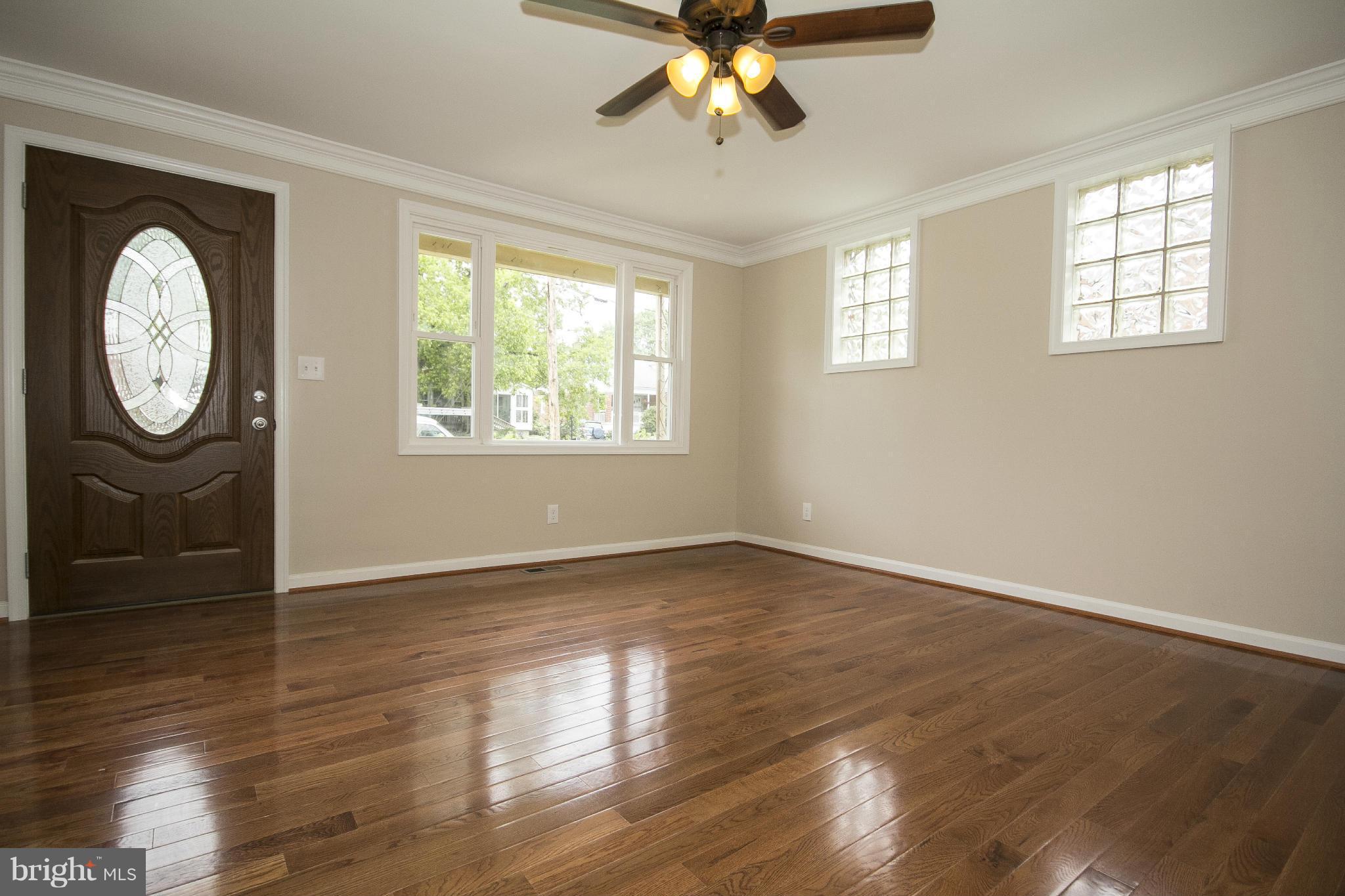 8719 Avondale Road Baltimore, MD 21234 - Photo 5 of 30 Living Room