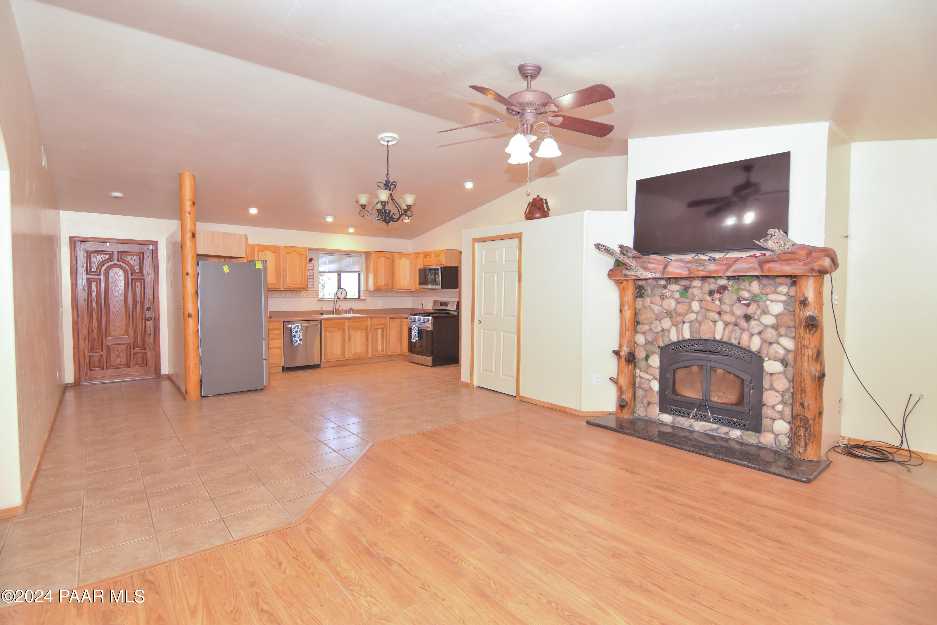 6950 Musgrove Road Skull Valley, AZ 86338 - Photo 5 of 38 Living Room