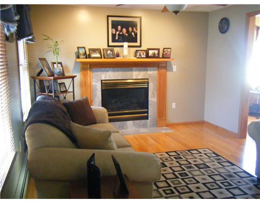 430 New River Road Lincoln, RI 02838 - Photo 8 of 18 Living Room.