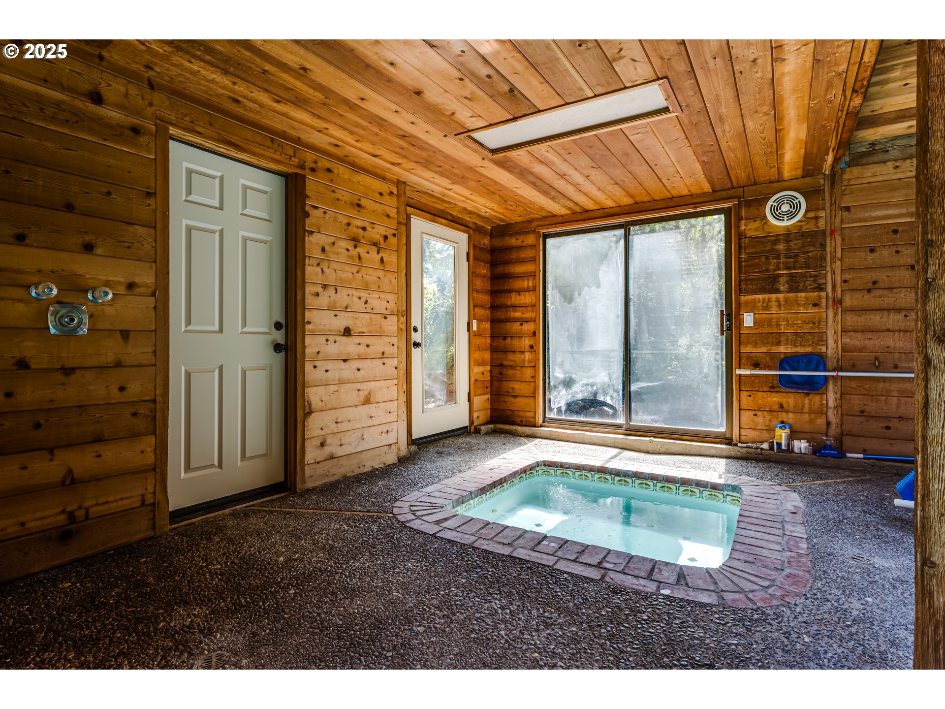 86410 Pine Grove Road Eugene, OR 97402 - Photo 20 of 47 Hot Tub
